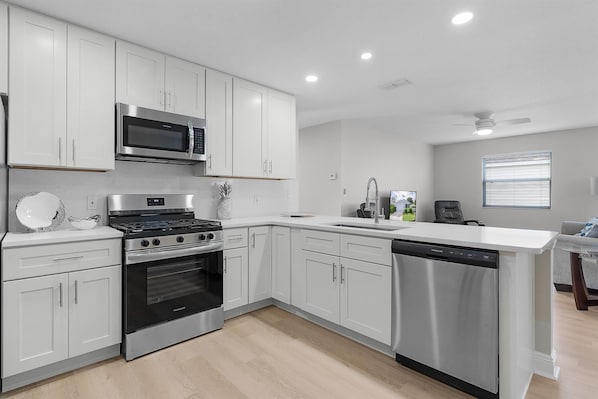 Een koelkast, een magnetron, een oven, een kookplaat