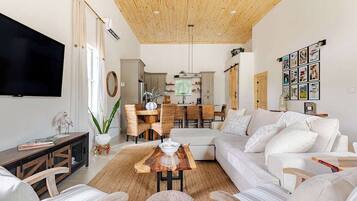 Een smart-tv en boeken