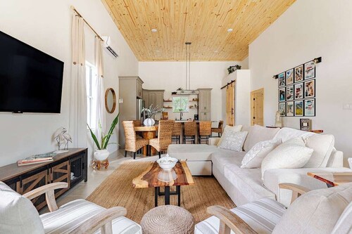 Rustic Elegance Farmhouse for a tranquil retreat experience in Sanford, FL