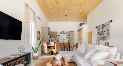 Rustic Elegance Farmhouse for a tranquil retreat experience in Sanford, FL
