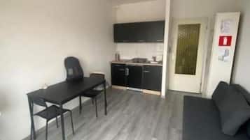 Room, 1 Bedroom, City View | Living area