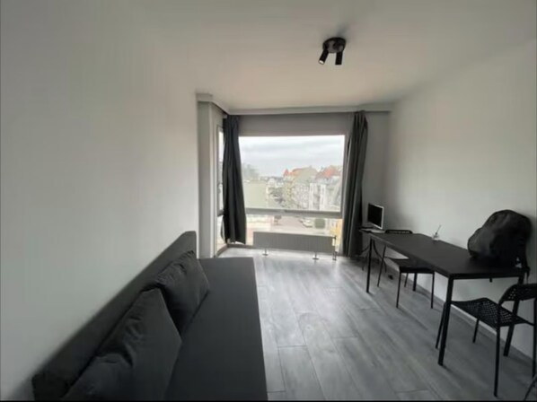 Room, 1 Bedroom, City View | Living area