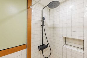 Apartment | Bathroom | Hair dryer, towels, shampoo