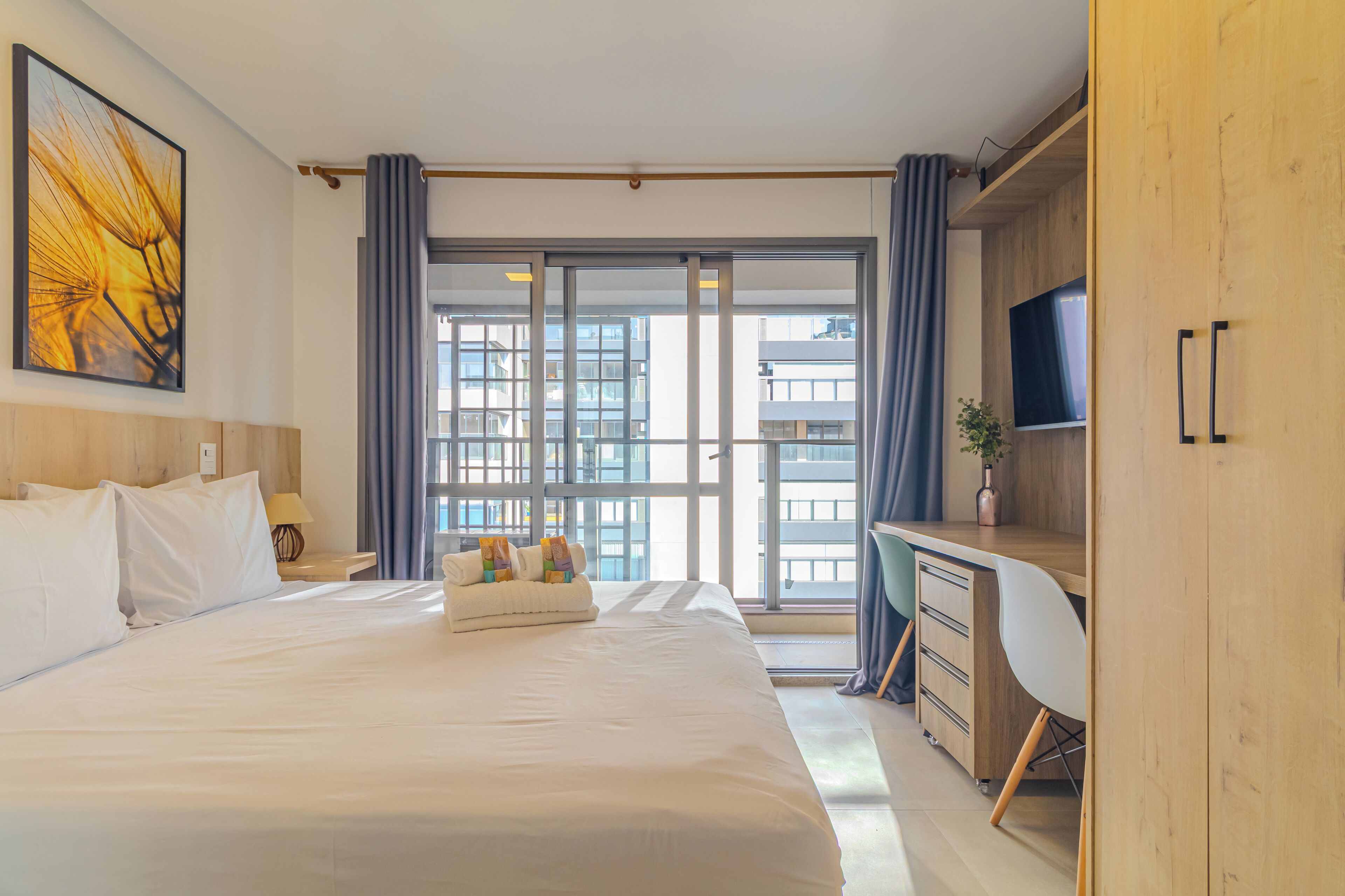 Cortinas blackout, tabla de planchar con plancha y wifi gratis 