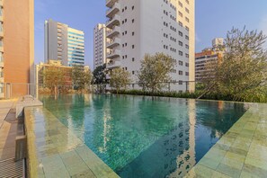 Piscina externa, funciona das 7h às 22h, guarda-sóis, espreguiçadeiras