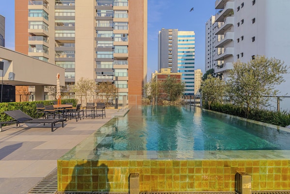 Piscina externa, funciona das 7h às 22h, guarda-sóis, espreguiçadeiras
