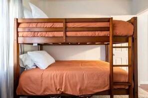 3 عدّة غرف نوم ومكواة/لوح كي وواي فاي مجانًا وملاءات أسرّة