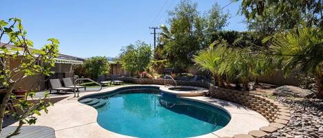 Een verwarmd zwembad