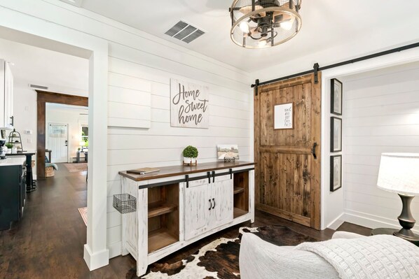 Casa, varias camas, patio, vista al jardín (205 Locust Street) | Interior