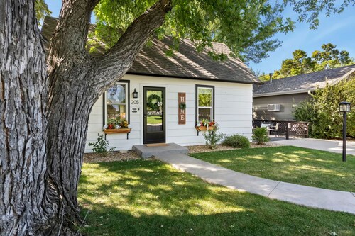 Windsor Farmhouse Family Fun, Yard & Fireplace