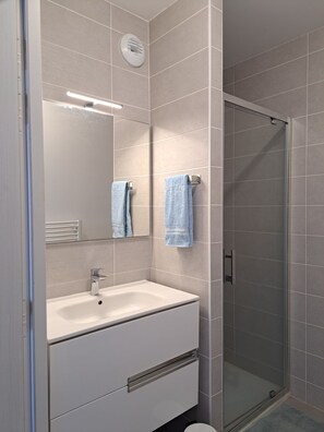 Secadora de cabello, toallas, papel de baño