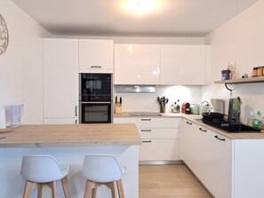 Kühlschrank, Mikrowelle, Ofen, Herdplatte