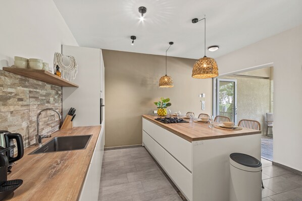 Appartement Deluxe, vue sur le jardin | Cuisine privée | Réfrigérateur grande capacité avec congélateur, un four