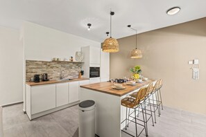 Deluxe Apartment, Garden View | Private kitchen