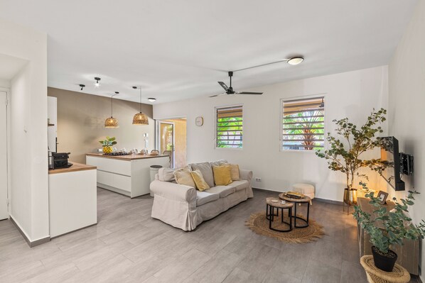 Deluxe Apartment, Garden View | Living area