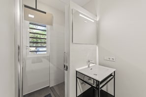 Deluxe-huoneisto, näköala puutarhaan | Kylpyhuone | Pyyhkeet, vessapaperi