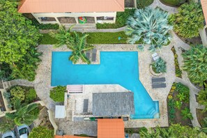 Piscine extérieure, accès possible de 8 h à 20 h, parasols
