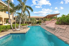 Outdoor pool, open 8:00 AM to 8:00 PM, pool umbrellas - Boho Breeze Cocobana (Willemstad)