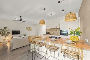 Deluxe Apartment, Garden View | Private kitchen