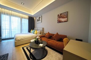 1 bedroom, iron/ironing board, Internet, bed sheets - Diamond In City Luxury Studio With Pool View BY ZENORA Living (Accra)