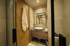 Shower, hair dryer, bidet, towels - Diamond In City Luxury Studio With Pool View BY ZENORA Living (Accra)