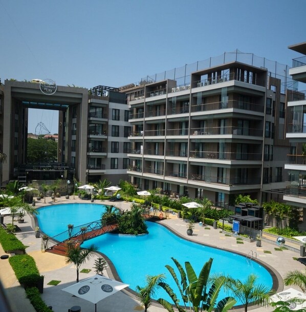 Pool - Diamond In City Luxury Studio With Pool View BY ZENORA Living (Accra)