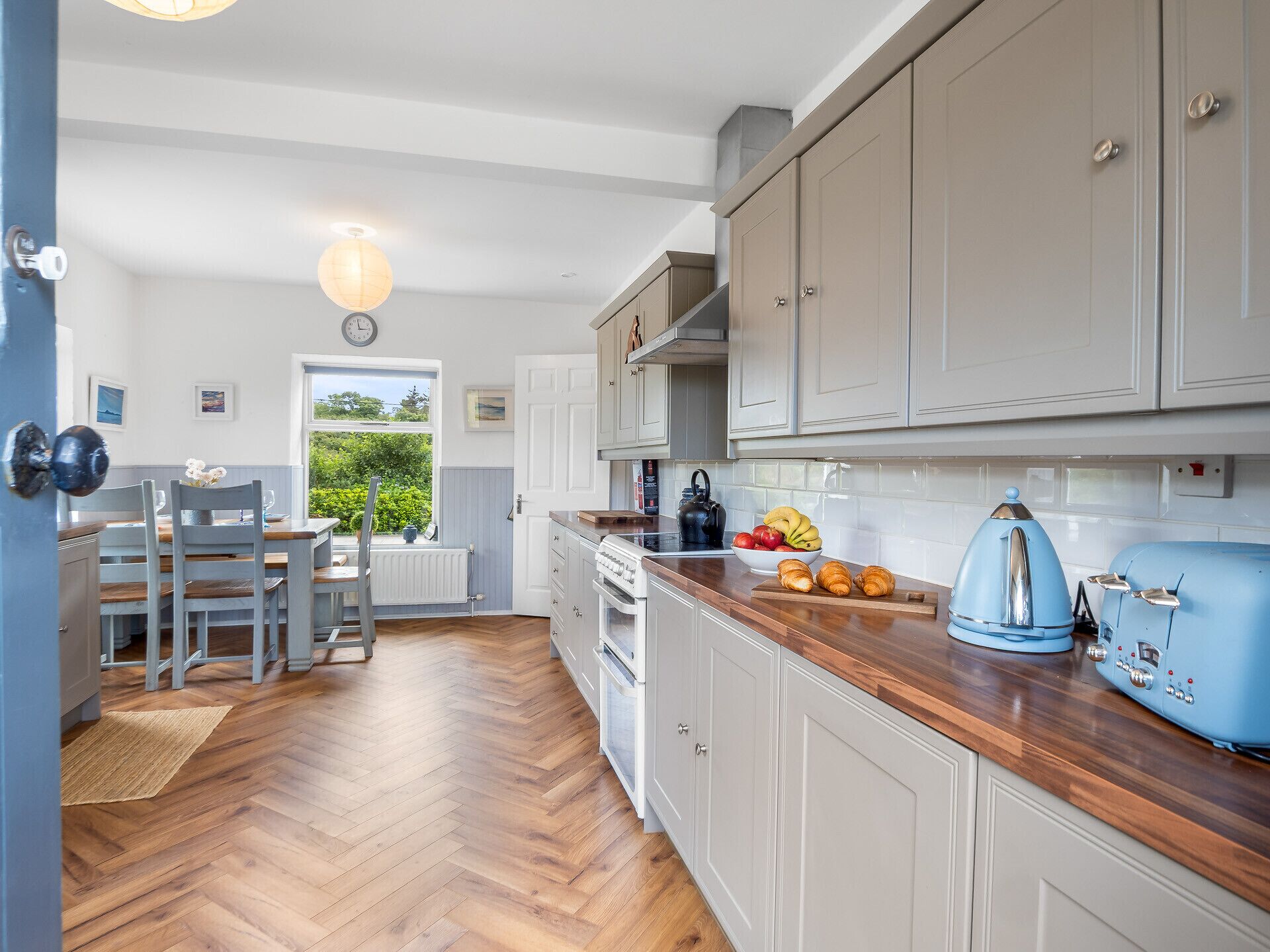 Fridge, oven, coffee/tea maker, electric kettle