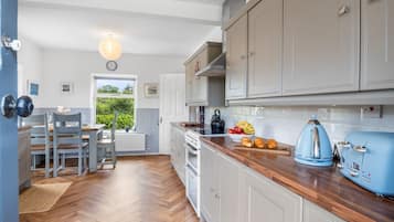 Frigorífico, horno, cafetera o tetera y hervidor eléctrico