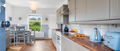 Fridge, oven, coffee/tea maker, electric kettle