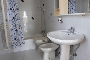 Bidet, towels