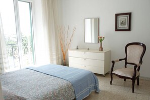 2 habitaciones y tabla de planchar con plancha