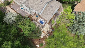 Il s’agit d’une propriété résidentielle comprenant une grande maison, un jardin clôturé et une piscine.