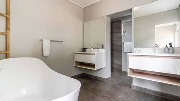 Luxe villa, uitzicht op strand | Badkamer