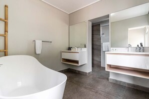 Luxury Villa, Beach View | Bathroom - Guests Camps Bay Houghton (Cape Town)