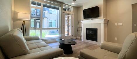 Condo, 1 trÚs grand lit, patio, vue sur le jardin (856 Birdwhistle Lane #2) | Aire de séjour | Téléviseur à écran plat de 55 po avec télévision numérique