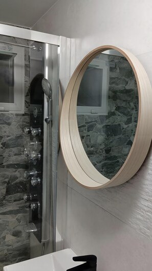 Dusche, Haartrockner, Handtücher