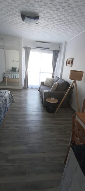 Iron/ironing board, bed sheets