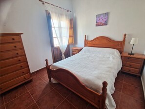 4 slaapkamers, een strijkplank/strijkijzer, gratis wifi, beddengoed