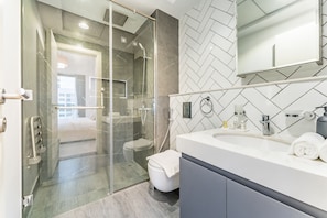 Shower, hair dryer, bidet, towels
