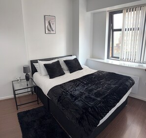 3 habitaciones, tabla de planchar con plancha, wifi y ropa de cama