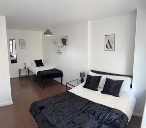 3 bedrooms, iron/ironing board, WiFi, bed sheets - Spacious 3-BR Apt in Jewellery Quarter, Birmingham (Birmingham)