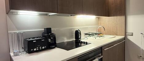Micro-ondes, four, plaque de cuisson