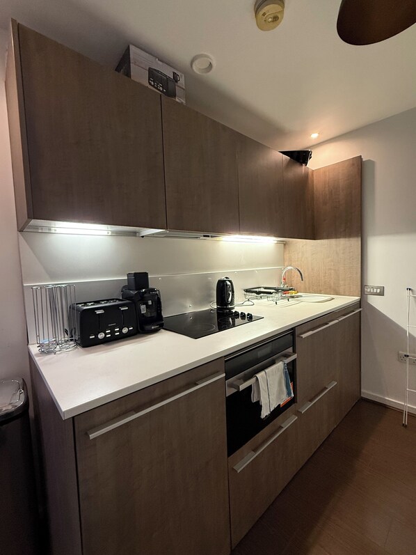 Microondas, horno, placa de cocina, utensilios de cocina