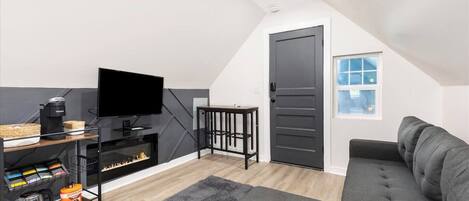 Älytelevisio, takka, videopelejä, työhuone