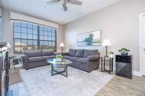 Una Smart TV, una oficina