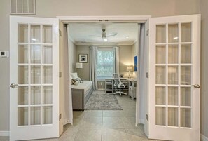 2 室のベッドルーム、デスク、アイロン / アイロン台、WiFi