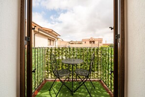 Outdoor dining - Studio 'Attilio's House' with Balcony, Wi-Fi and Air Conditioning (Capoterra)
