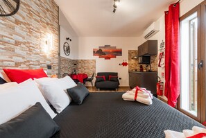 TV - Studio 'Attilio's House' with Balcony, Wi-Fi and Air Conditioning (Capoterra)