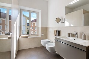 Regadera, secadora de cabello, toallas 