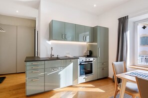 Fridge, oven, stovetop, dishwasher